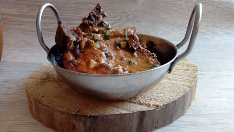 Schab z kością w sosie grzybowo - pietruszkowym  