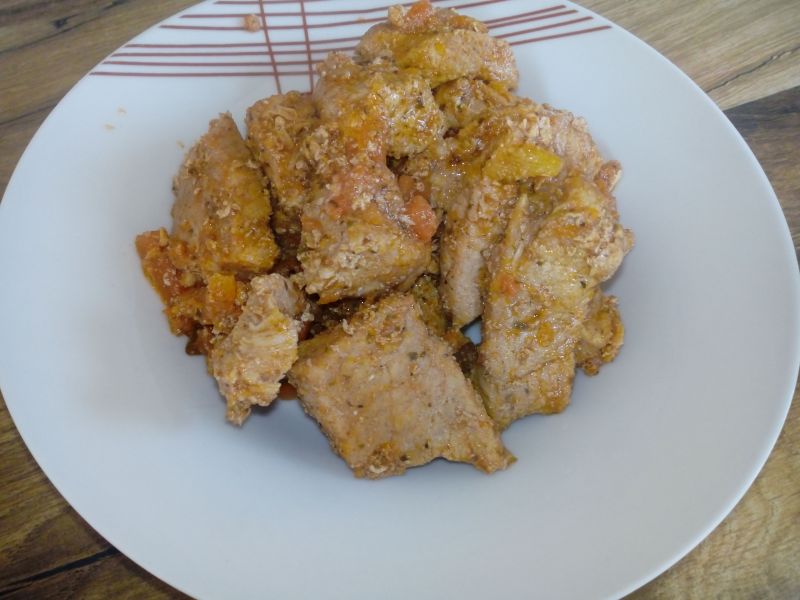 Schab z marchewką, cebulą i ketchupem