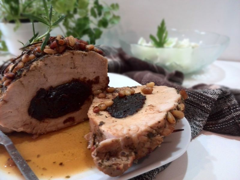 Schab z orzeszkami pinii