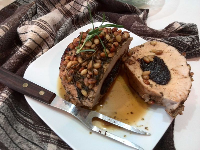 Schab z orzeszkami pinii