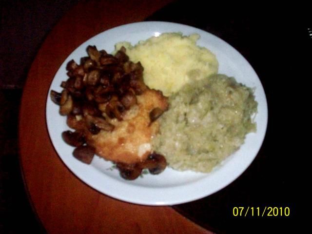 Schab z pieczarkami i zasmażaną kapustą