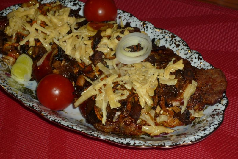 Schab z porem, pieczarkami i serem