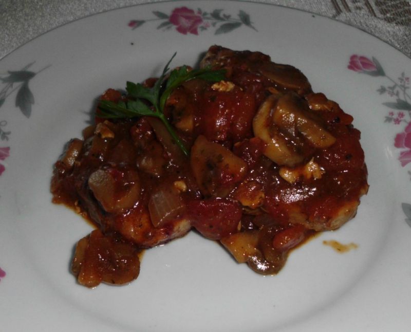 Schab z sosem pomidorowo pieczarkowym