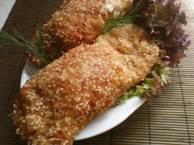 Schab z szynką i serem (w sezamie:) Schab z szynką i serem (w sezamie:)
