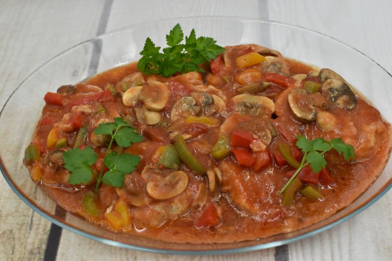 Schab z warzywami i pieczarkami