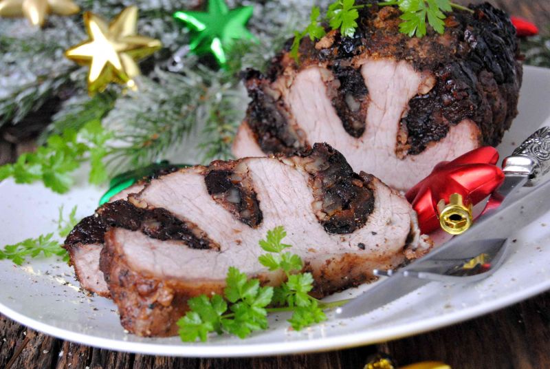 Schab z wędzoną śliwką i orzechami 