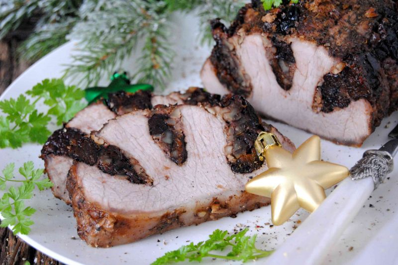 Schab z wędzoną śliwką i orzechami 