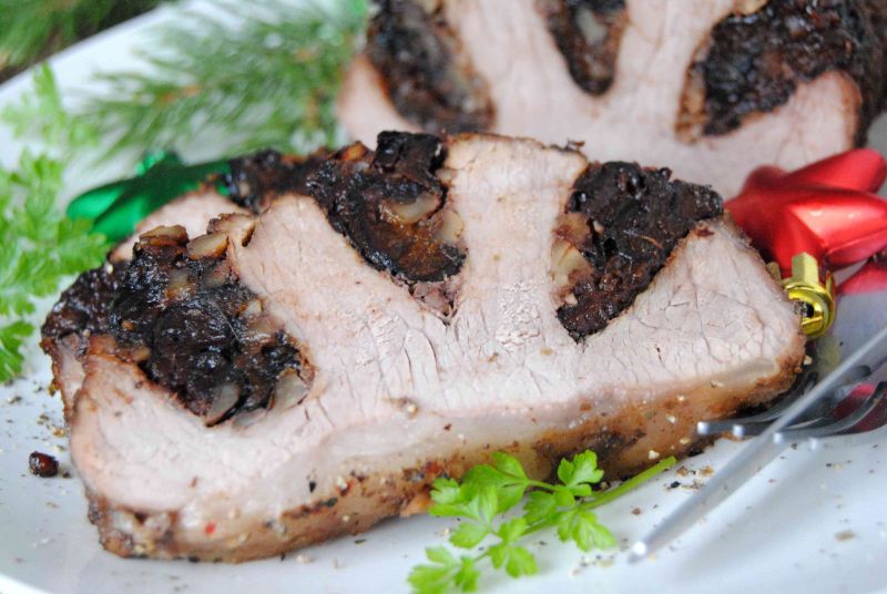 Schab z wędzoną śliwką i orzechami 