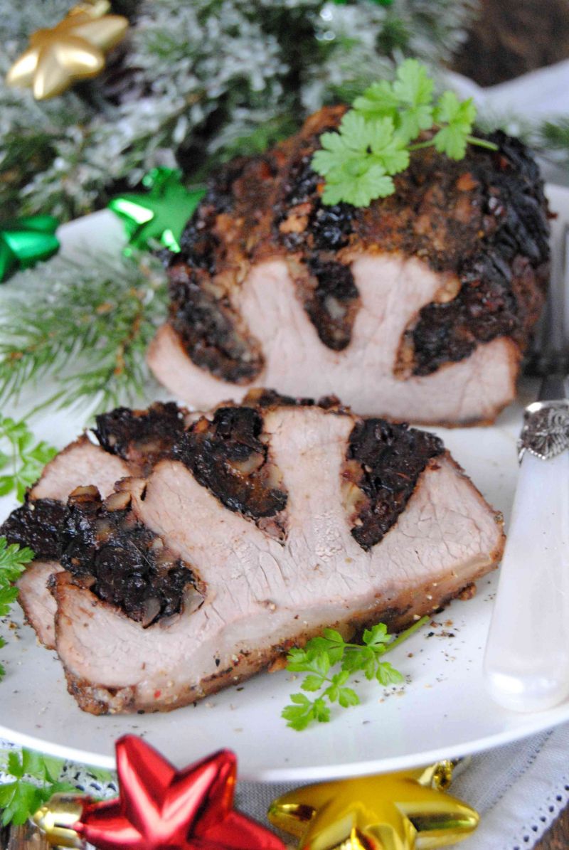 Schab z wędzoną śliwką i orzechami 