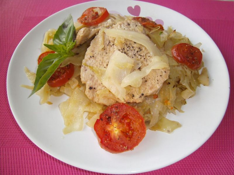 Schab zapiekany w kapuście z pomidorem