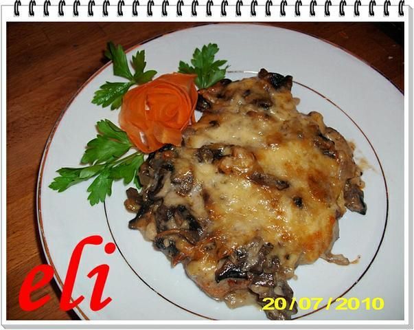 Schabowe Eli pod pieczarkową pierzynką