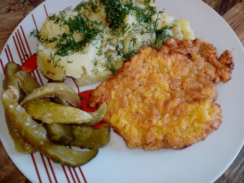 Schabowe ketchupowe w kukurydzianej panierce