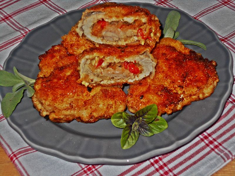 Schabowe kieszonki z kalarepką i pieczoną papryką Schabowe kieszonki z kalarepką i pieczoną papryką