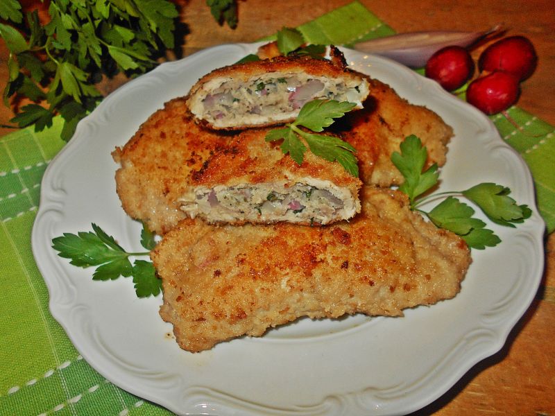 Schabowe kieszonki z kiełbasą jajkiem i rzodkiewką Schabowe kieszonki z kiełbasą jajkiem i rzodkiewką