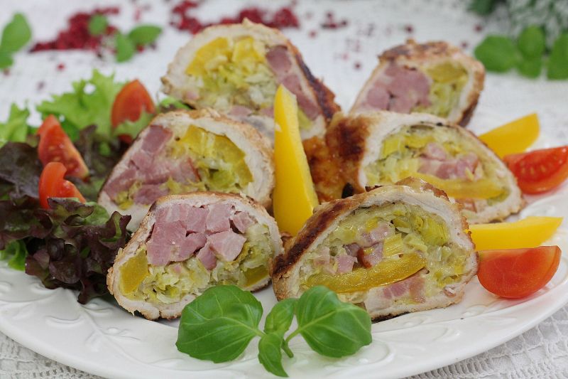 Schabowe roladki z boczkiem i porem Schabowe roladki z boczkiem i porem