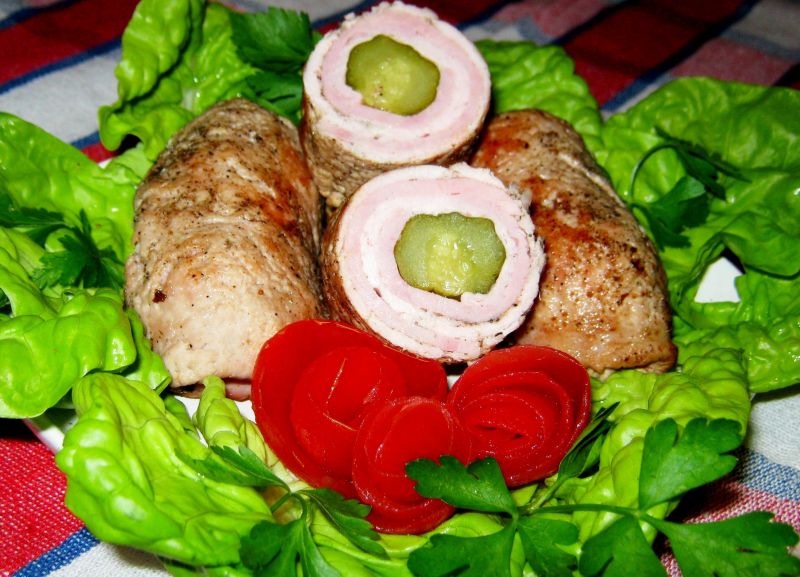 Schabowe roladki z chrzanem, szynką i ogórkiem