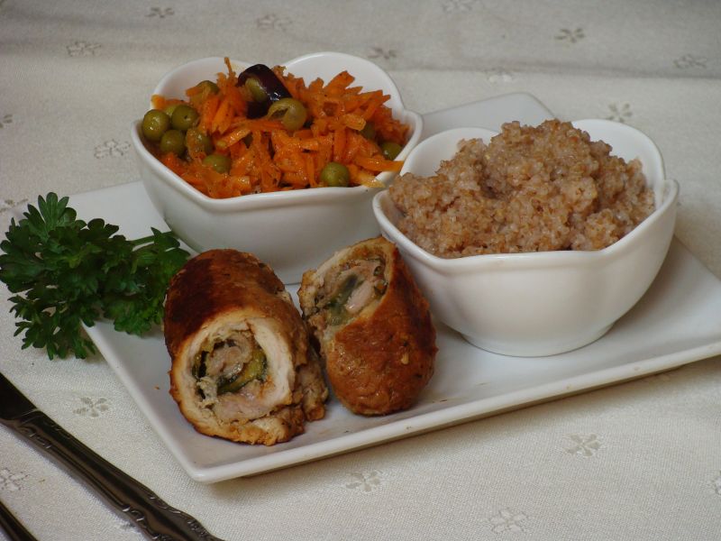 Schabowe roladki z cukinią  Schabowe roladki z cukinią