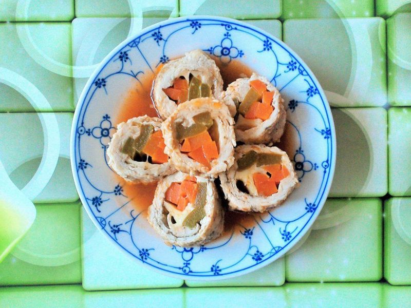 Schabowe roladki z marchewką, papryką i serem  