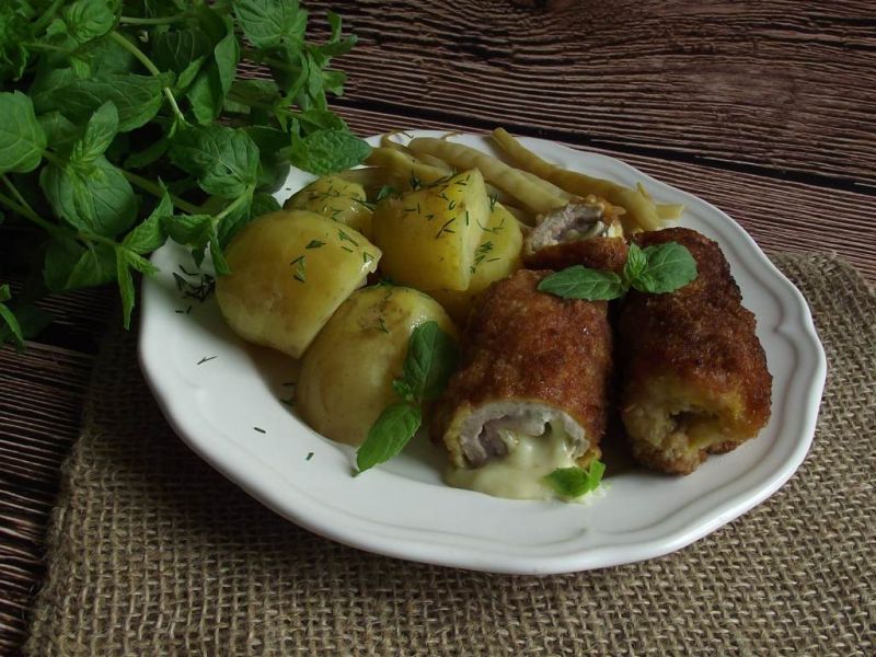 Schabowe roladki z serem camembert i miętą Schabowe roladki z serem camembert i miętą