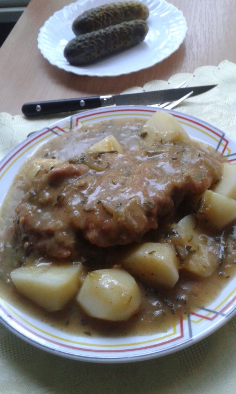 Schabowe w sosie ogórkowym.