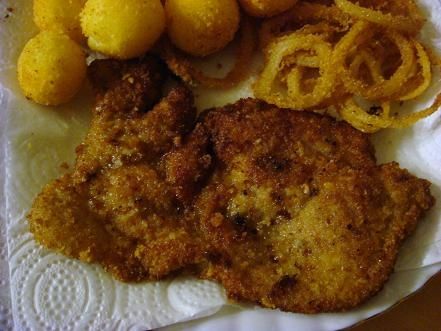 Schabowe z karkówki  w mleku z cebulowymi krążkami Schabowe z karkówki  w mleku z cebulowymi krążkami