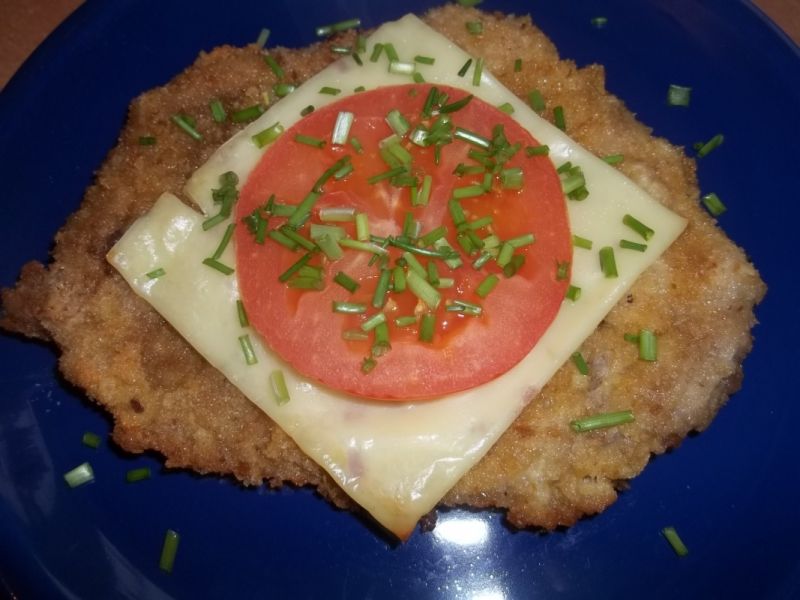 Schabowe z serkiem topionym i pomidorem