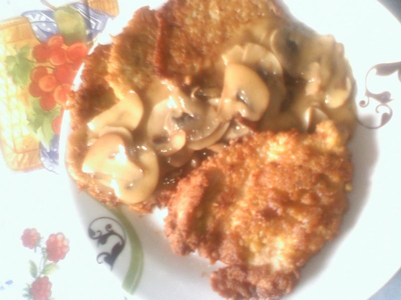 Schabowe z sosem i plackami z ziemniaków