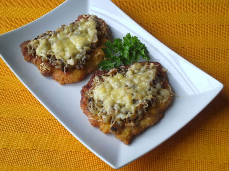 Schabowe zapiekane z pieczarkami i serem