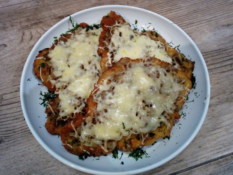 Schabowe zapiekane z pieczarkami i serem Schabowe zapiekane z pieczarkami i serem