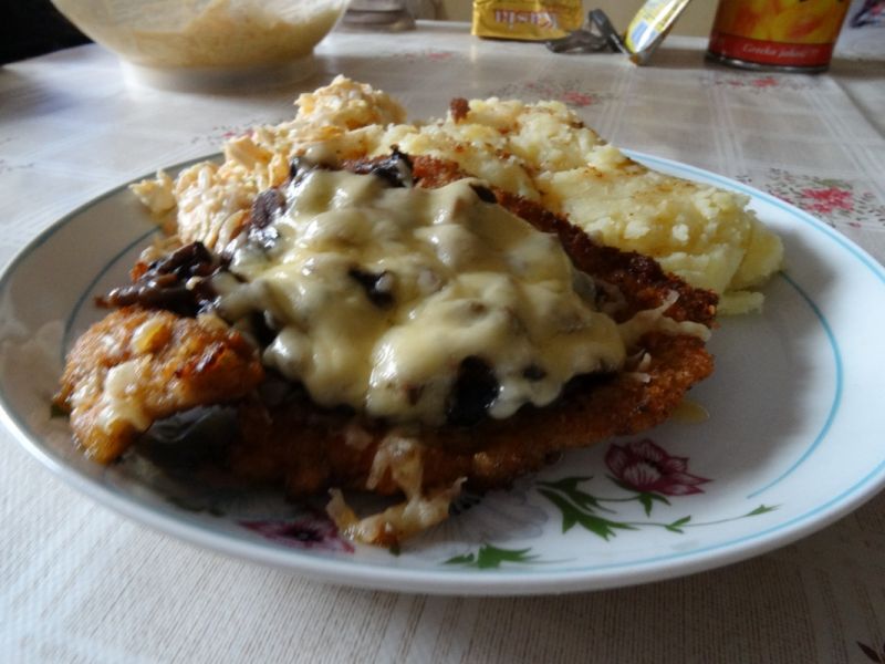 Schabowe zapiekane z serem i pieczarkami Schabowe zapiekane z serem i pieczarkami