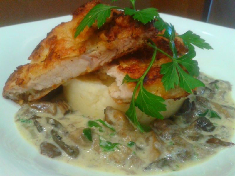 Schabowy w parmezanie z sosem grzybowym  Schabowy w parmezanie z sosem grzybowym