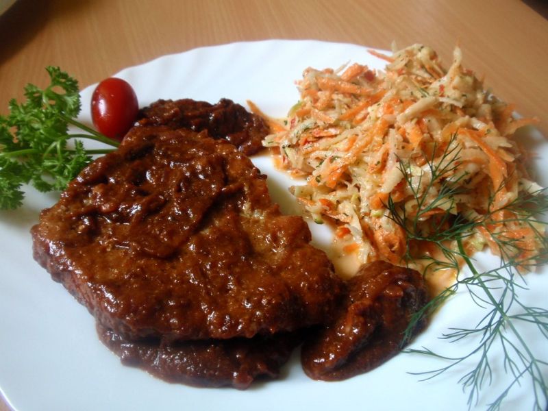 Schabowy w sosie śliwkowym.