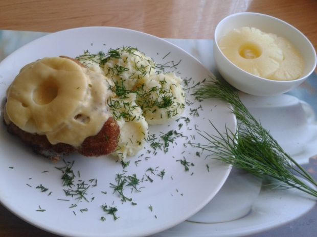 Schabowy z ananasem i żółtym serem Schabowy z ananasem i żółtym serem