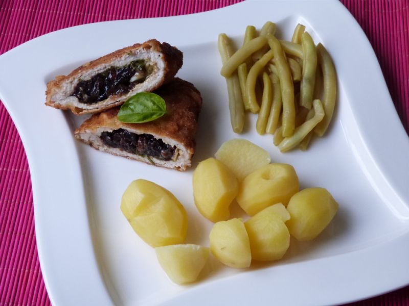 Schabowy z bazylią i suszonymi pomidorami Schabowy z bazylią i suszonymi pomidorami