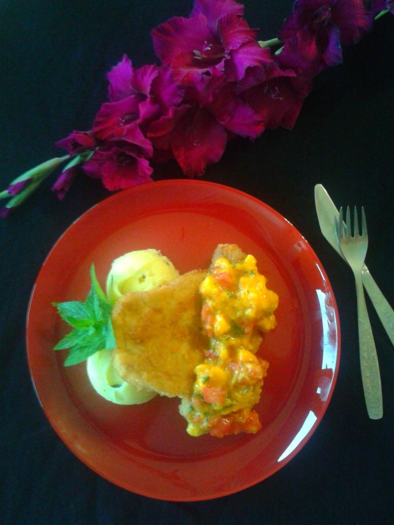 Schabowy z salsą mango na puree miętowo-cytrynowym Schabowy z salsą mango na puree miętowo-cytrynowym