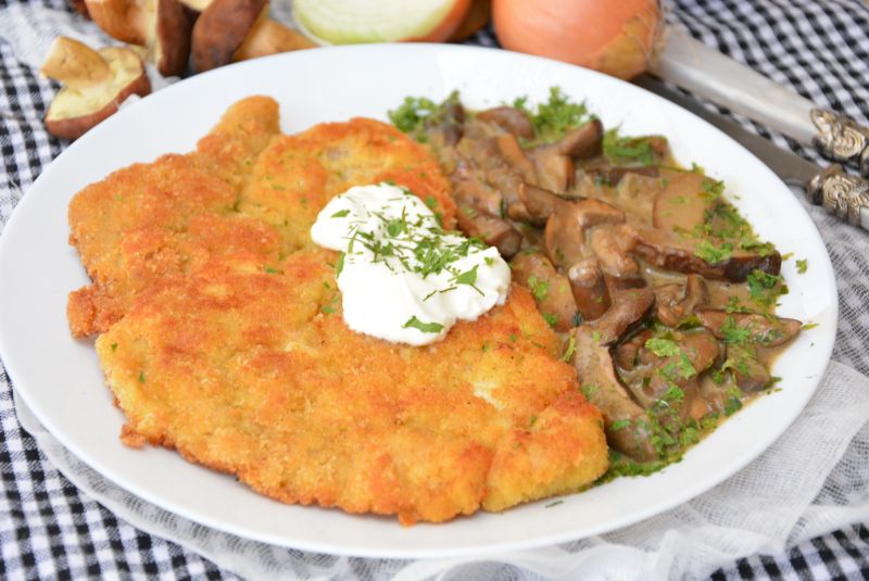 Schabowy z sosem z podgrzybków