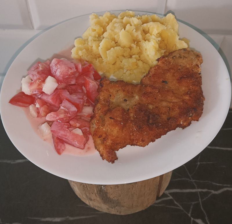 Schabowy z ziemniakami i pomidorem z jogurtem Schabowy z ziemniakami i pomidorem z jogurtem