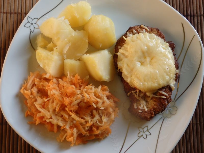 Schabowy zapiekany pod ananasem i serem