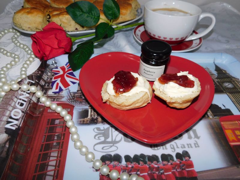 Scones - ulubione bułeczki Królowej Elżbiety Scones - ulubione bułeczki Królowej Elżbiety