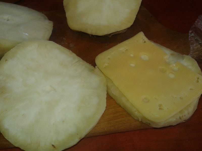 Seler zapiekany z żółtym serem