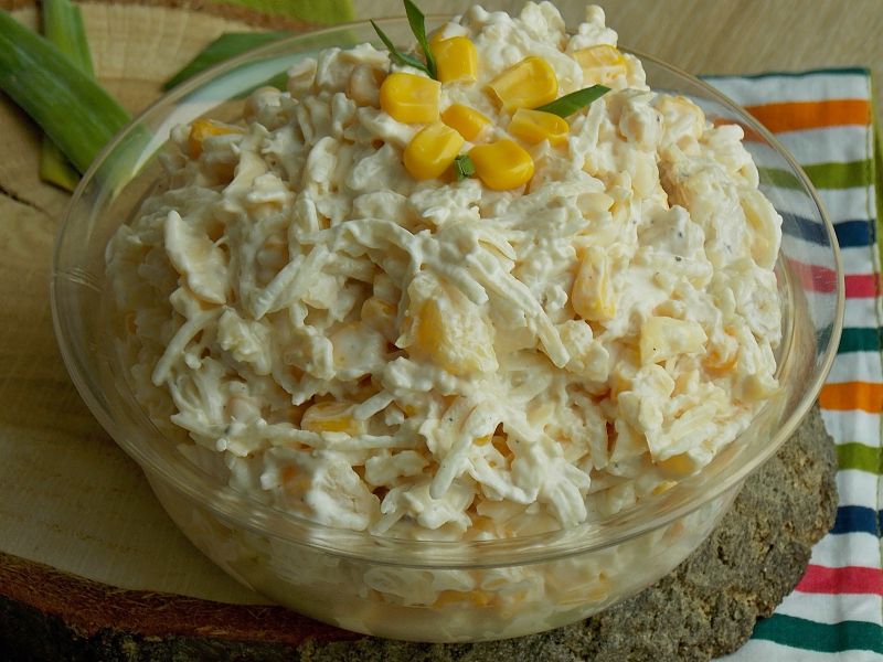 Selerowa sałatka z kurczakiem i ananasem Selerowa sałatka z kurczakiem i ananasem