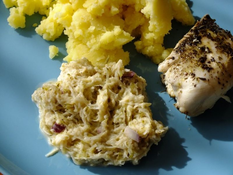 Selerowa surówka z kiszonym ogórkiem