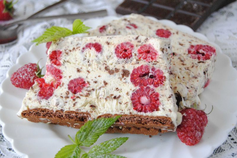 Semifreddo- malinowa staciatella Semifreddo- malinowa staciatella