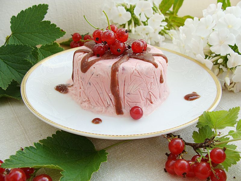 Semifreddo porzeczkowo-kokosowe z polewą owocową Semifreddo porzeczkowo-kokosowe z polewą owocową
