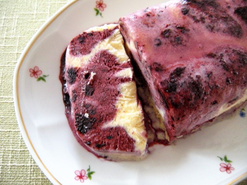 Semifreddo śmietankowo-jagodowe  Semifreddo śmietankowo-jagodowe