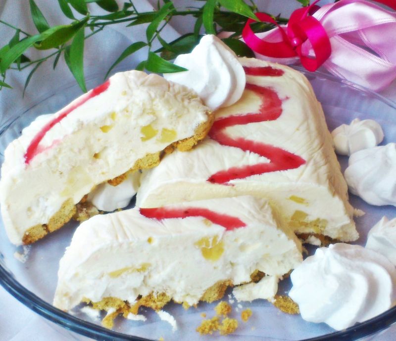 Semifreddo z bezami, ananasem i sosem malinowym Di