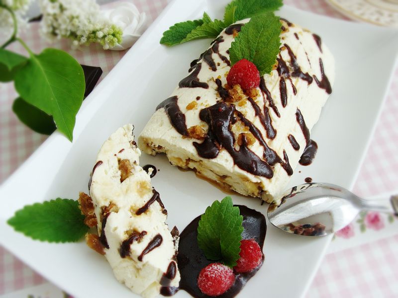 Semifreddo z polewą czekoladowo-malinową Semifreddo z polewą czekoladowo-malinową