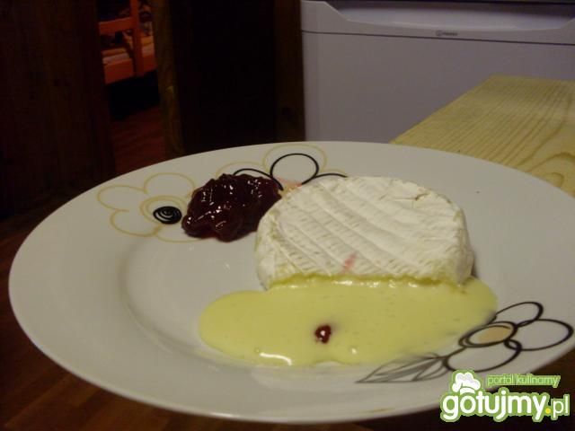 Ser camembert z żurawiną.