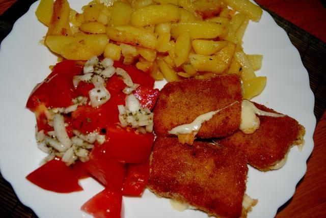 ser panierowany z pomidorkiem i cebulka ser panierowany z pomidorkiem i cebulka