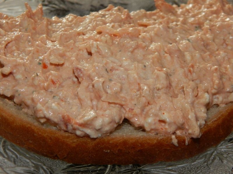 Ser twarogowy z pastą pomidorową i kminkiem